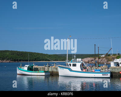 Fischerboote im Hafen, Neil's Harbour, Cape Breton Island, Nova Scotia, Kanada. Stockfoto