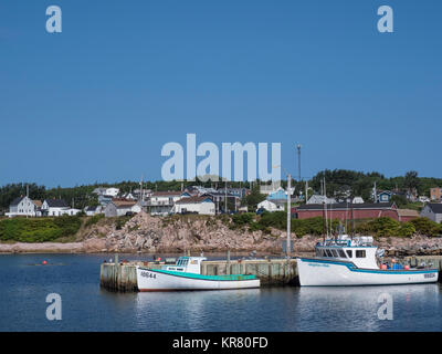 Fischerboote im Hafen, Neil's Harbour, Cape Breton Island, Nova Scotia, Kanada. Stockfoto