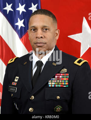 Us-Armee Brig. Gen. Johnnie Johnson, Stellvertretender Kommandierender General des Heeres G8 (Entwickeln, Ressourcen und Programme unterstützen), stellt für einen Befehl in der Armee Portrait Portrait Studio in das Pentagon in Arlington, Va., Nov. 3, 2017. (U.S. Armee Stockfoto