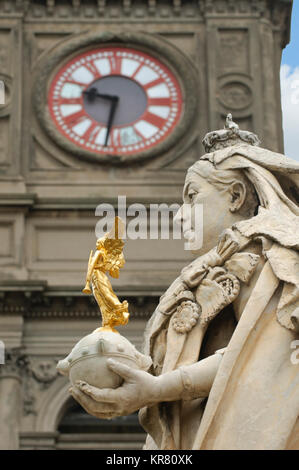 Queen Victoria Statue und Rathaus Clock Tower im Hintergrund, Ballarat, Victoria, Australien Stockfoto