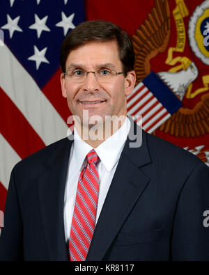 Sekretär der Armee, Dr. Mark T. Esper, stellt für seine offizielle Portrait in der Armee portrait Studio in das Pentagon in Arlington, Va., Nov. 16, 2017. (U.S. Armee Stockfoto