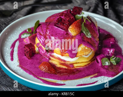 Leckere Pfannkuchen mit Drachenfrucht Stockfoto