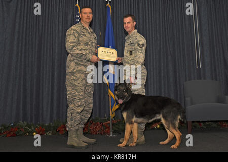Militärische Gebrauchshund Oxigen erhält ein Zertifikat der Meritorious Service November 30, 2017, bei Fairchild Air Force Base, Washington. Oxigen nach acht Jahren des engagierten Militärdienst als Patrol Explosive Detection dog zurückgezogen. Sie widmete mehr als 207 Stunden Durchführung explosiver Sweeps, U.S. Secret Service Support und Abteilung der Staatlichen Deckung für mehrere Würdenträger. (U.S. Air Force Stockfoto