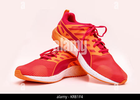 Rot, Orange und Weiß Design Sport Schuh Paar Stockfoto