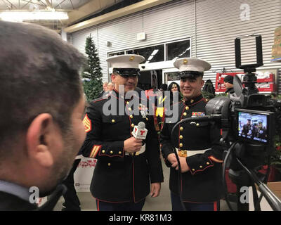 Us Marine Corps Staff Sgt. Mario Roman, Personal nicht Offizier am Einziehen Sub-station Sandig, Staff Sgt. Robert Dohse, Salt Lake City Toys for Tots Koordinator an Marinekorps-reserve Firma F, Durchführung und Interview mit einem lokalen Fernsehsender auf der 17. jährlichen Toy Shop in Salt Lake City, Utah, Dez. 5, 2017. Die Mission des US Marine Corps finden Spielwaren für Tots Programm ist neu, ausgepackten Spielwaren im Oktober, November und Dezember jedes Jahres zu sammeln, und die Spielzeug als Weihnachtsgeschenk auf die weniger glücklichen Kinder in der Gemeinschaft, in der die Kampagne ist Co verteilen Stockfoto