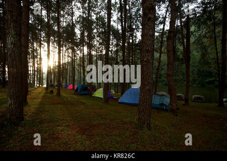 Schöne Landschaft, camping Zelte auf einen Campingplatz in der Nähe des Sees Stockfoto