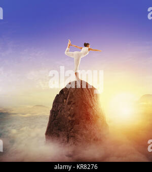 Yoga auf dem Berg Stockfoto