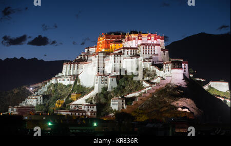 Nacht Blick auf den Potala Palast in Lhasa, Tibet Stockfoto