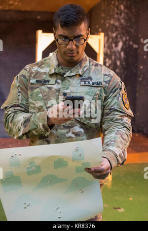 Us-Armee SPC. Manuel Northy, mit dem chièvres Provost Marshall Büro in der US-Armee Garnison Benelux, Aufzeichnungen seiner erfolgreichen M4 Carbine neben fachlicher Qualifikation, in der 25-m-Bereich, in Chièvres, Belgien, Dez. 12, 2017. Die Qualifikation war Teil seiner Strafverfolgung Zertifizierung. (U.S. Armee Stockfoto