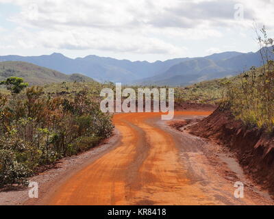 Red dirt road, Blue River Provincial Park, Neukaledonien Stockfoto