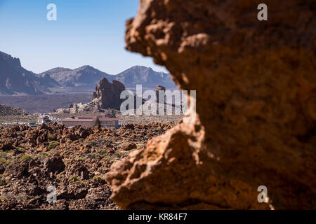 Blick auf das Parador Hotel und die Roques de Garcia von der Siete Canadas Track im Nationalpark Las Canadas del Teide, Teneriffa, Kanaren Isla Stockfoto