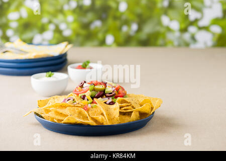 Vegetarische Nachos mit Salsa und Sour Cream dips Stockfoto