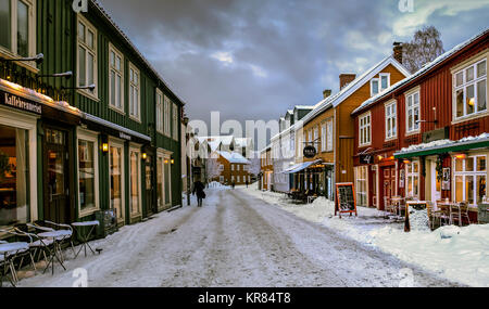 Eine bunte Straße in Trondheim im Winter in Norwegen Stockfoto