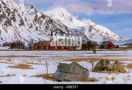 Flakstad Kirche ist eine hübsche ländliche Kirche auf den Lofoten im Norden Norwegens. Stockfoto