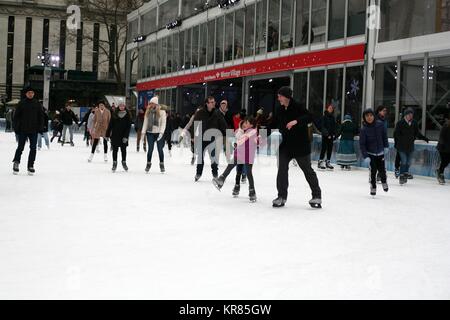 New York, NY, USA. 18. Dez, 2017. New Yorker Eislaufen im Bryant Park, einem großen öffentlichen Park in Midtown Manhattan. © 2017 G. Ronald Lopez/Dig Stockfoto