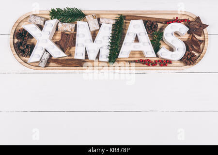 Weihnachten Briefe und Weihnachtsschmuck in Fach auf weissem Holztisch Stockfoto
