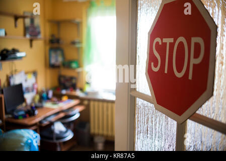 Bis auf ein Stop Schild an der Tür-zu-Kind Zimmer Stockfoto