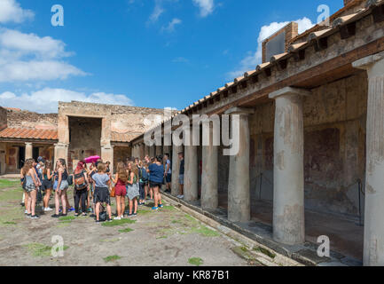 Tour Gruppe in der Terme Stabiane (stabiane Bäder) in Pompeji (Pompei), Neapel, Kampanien, Italien Stockfoto