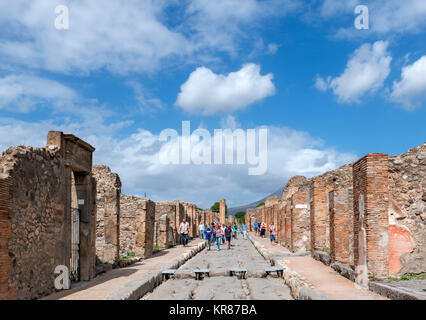 Touristen auf der Via Stabiana, einer Straße im antiken Pompeji (Pompei), Neapel, Kampanien, Italien Stockfoto