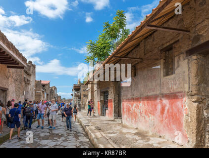 Touristen auf der Via dell'abbondanza, eine Straße im antiken Pompeji (Pompei), Neapel, Kampanien, Italien Stockfoto