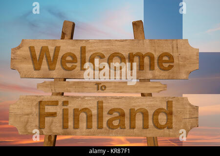 Willkommen auf Holz Hintergrund mit Blending Nationalflagge singen Finnland Stockfoto