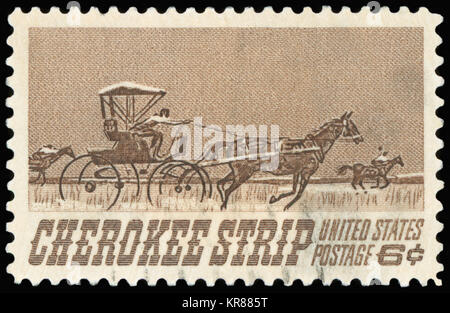 UNITED STATES - ca. 1968: einen Stempel in den USA gedruckten zeigt die Bergmänner Racing zu Cherokee Strip, 75. Jahrestag der Eröffnung des Cherokee Strip Stockfoto