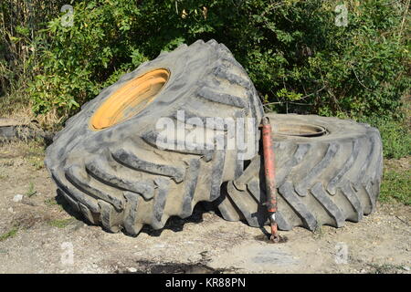 Gebrochene platten Reifen auf einem großen Traktor Stockfoto