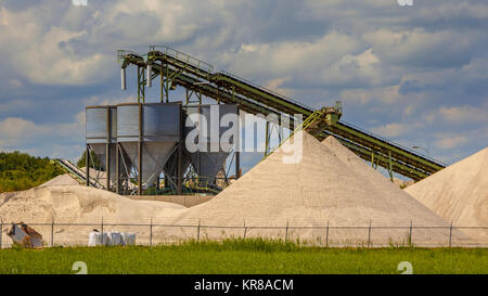 Sand mining Terminal mit Transportbändern und Silos im Sommer Stockfoto