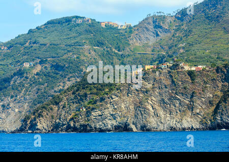 Schönen Sommer Corniglia Blick vom Ausflug Schiff. Eine von fünf berühmten Dörfer der Cinque Terre Nationalpark in Ligurien, Italien. Stockfoto