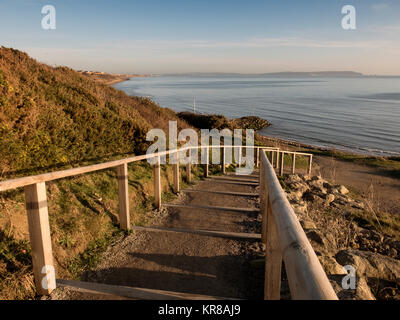 Beweis von Cliff und die Erosion der Küsten, verlorene Gebäude und oberirdisch, Abwassersysteme, weichem Ton, Schlamm und kollabierte Klippen. Stockfoto
