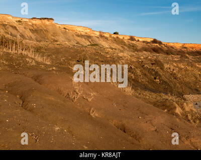 Beweis von Cliff und die Erosion der Küsten, verlorene Gebäude und oberirdisch, Abwassersysteme, weichem Ton, Schlamm und kollabierte Klippen. Stockfoto