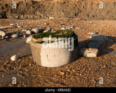 Beweis von Cliff und die Erosion der Küsten, verlorene Gebäude und oberirdisch, Abwassersysteme, weichem Ton, Schlamm und kollabierte Klippen. Stockfoto