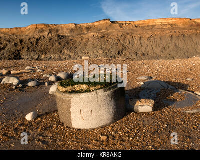 Beweis von Cliff und die Erosion der Küsten, verlorene Gebäude und oberirdisch, Abwassersysteme, weichem Ton, Schlamm und kollabierte Klippen. Stockfoto