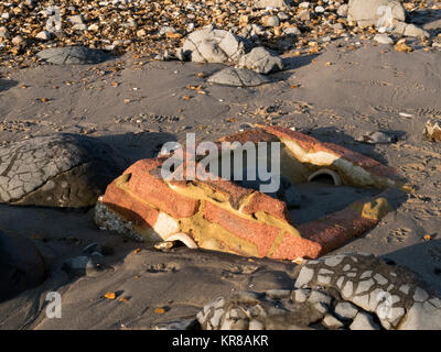 Beweis von Cliff und die Erosion der Küsten, verlorene Gebäude und oberirdisch, Abwassersysteme, weichem Ton, Schlamm und kollabierte Klippen. Stockfoto