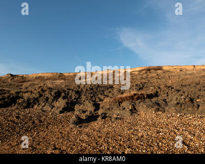 Beweis von Cliff und die Erosion der Küsten, verlorene Gebäude und oberirdisch, Abwassersysteme, weichem Ton, Schlamm und kollabierte Klippen. Stockfoto
