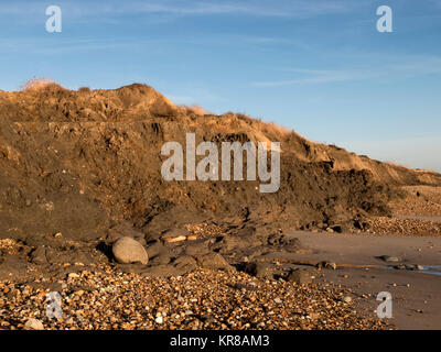 Beweis von Cliff und die Erosion der Küsten, verlorene Gebäude und oberirdisch, Abwassersysteme, weichem Ton, Schlamm und kollabierte Klippen. Stockfoto