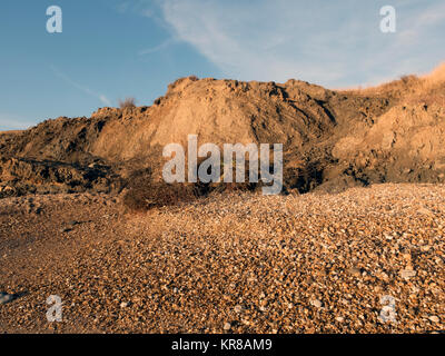 Beweis von Cliff und die Erosion der Küsten, verlorene Gebäude und oberirdisch, Abwassersysteme, weichem Ton, Schlamm und kollabierte Klippen. Stockfoto