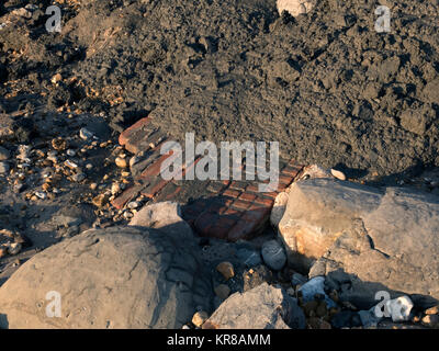 Beweis von Cliff und die Erosion der Küsten, verlorene Gebäude und oberirdisch, Abwassersysteme, weichem Ton, Schlamm und kollabierte Klippen. Stockfoto