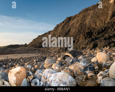 Beweis von Cliff und die Erosion der Küsten, verlorene Gebäude und oberirdisch, Abwassersysteme, weichem Ton, Schlamm und kollabierte Klippen. Stockfoto