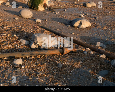 Beweis von Cliff und die Erosion der Küsten, verlorene Gebäude und oberirdisch, Abwassersysteme, weichem Ton, Schlamm und kollabierte Klippen. Stockfoto