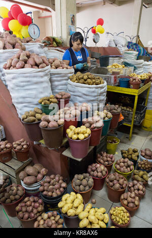 Kartoffeln verschiedener Arten zum Verkauf an einer Garküche, Cuenca indoor Food Market, Cuenca, Ecuador, Südamerika Stockfoto