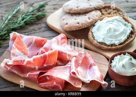 Scheiben von Jamon und Sandwich mit Frischkäse Stockfoto