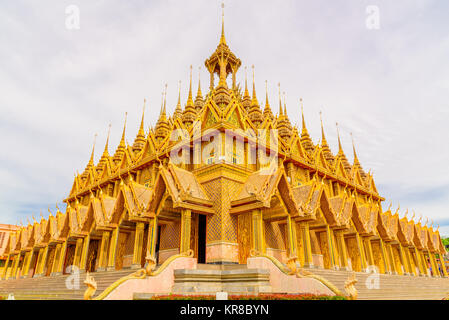 Das goldene Schloss in Wat Chantharam (Wat Tha gesungen) in Uthai Thani, Thailand. Stockfoto