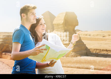 Frau, Richtung Mann mit Karte Stockfoto