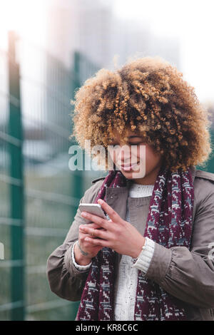 Wandern und Texting Stockfoto