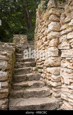 Stein Treppe im alten Schloss zwischen zwei gemauerten Wänden Stockfoto