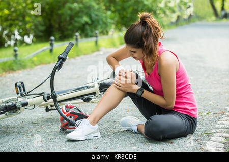 Junge Frau verliebt vom Fahrrad Stockfoto