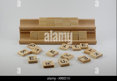 Leere Scrabble Fliesen, dass sie ihre eigene Buchstaben auf setzen kann. Stockfoto