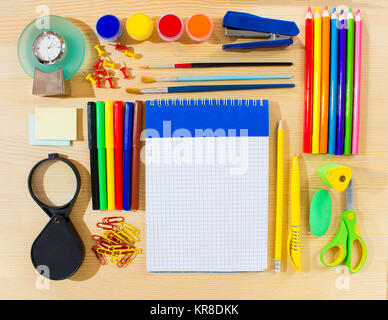 Schule Elemente bilden den Rahmen auf Holz- Hintergrund mit einem Platz für Ihren Text. Stockfoto