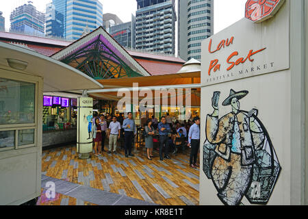Die Lau Pa Sat Festival Market (telok Ayer), einem historischen viktorianischen gusseisernen Markt Gebäude wie ein beliebter food court Hawker Center in Singapur eingesetzt Stockfoto